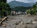Casas yacen anegadas de lodo tras unas inundaciones repentinas en Trishuli Bazar, en el distrito nepalí de Nuwakot
