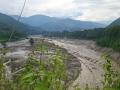 Un torrente de agua turbia baja con fuerza por el río Trishuli tras unas inundaciones repentinas en el distrito nepalí de Nuwakot
