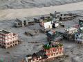 Una vista aérea muestra casas sumergidas en lodo tras las inundaciones repentinas en Devighat