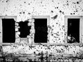 Mostar, 1994: una fachada blanca perforada por centenares de impactos