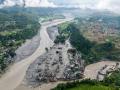 Una vista aérea muestra casas sumergidas en lodo tras las inundaciones repentinas en Devighat, municipio de Bidur