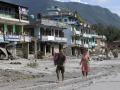 Sobrevivientes de inundaciones regresan a sus hogares