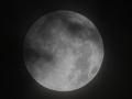 Vista de la luna durante el eclipse visto desde Poniente de Mallorca, donde casi no se ha podido ver debido a las nubes y al abundante polvo en suspensión