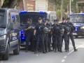 Policías durante una manifestación para protestar por la situación provocada por su llegada masiva, a 27 de agosto de 2026, en Ceuta (España). Los manifestantes han tratado de impedir el acceso de los voluntarios de Cruz Roja que reparten bolsas de comida a los migrantes en la playa del Trampolín y han provocado disturbios en la playa de Benítez de Cueta, que se han saldado con cargas policiales, tras introducirse en los asentamientos de migrantes que pernoctan en la zona y causar destrozos, incluido la quema de enseres.

Marcos Moreno / Europa Press
27 AGOSTO 2026 CRISIS MIGRATORIA;PIXELADA
27/8/2026