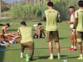 Iván Ania hablando a sus jugadores en la pretemporada