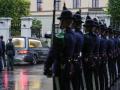 Guardias de honor se alinean a la llegada del coche fúnebre que transporta al difunto rey Harald V de Noruega
