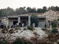 Ciudadanos palestinos inspeccionan una casa después de que el ejército israelí se retirara, sacando los cuerpos de tres palestinos muertos que, según el ejército, eran militantes, en las afueras occidentales de la ciudad norteña de Jenin