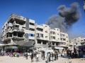 Una densa columna de humo se eleva en la ciudad de Gaza tras un ataque israelí
