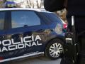 Un agente y un coche patrulla de la Policía Nacional de Valladolid
