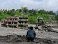Un hombre observa casas dañadas tras unas inundaciones repentinas en el centro de Trishuli, en el distrito nepalí de Nuwako