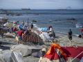 Migrantes en campamentos improvisados en la playa, a 27 de agosto de 2026, en Ceuta (España). Los manifestantes han tratado de impedir el acceso de los voluntarios de Cruz Roja que reparten bolsas de comida a los migrantes en la playa del Trampolín y han provocado disturbios en la playa de Benítez de Cueta, que se han saldado con cargas policiales, tras introducirse en los asentamientos de migrantes que pernoctan en la zona y causar destrozos, incluido la quema de enseres.

Marcos Moreno / Europa Press
27 AGOSTO 2026 CRISIS MIGRATORIA;PIXELADA
27/8/2026