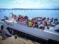 Barco de turistas de camino a la playa del Puntal, Santander