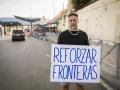 Un hombre se sitúa con un cartel en la frontera con Marruecos, este lunes, en Ceuta