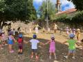 Galicia dará hasta 500 euros a las familias para cuidar a sus hijos: así se puede solicitar la ayuda