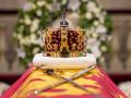 El féretro de Harald V con la corona real en la capilla ardiente