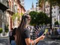 Una mujer abanica mientras pasea