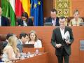 El portavoz de Por Andalucía, Antonio Maíllo, pasa por delante del presidente de la Junta, Juanma Moreno, en el Parlamento (archivo)
