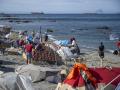 Inmigrantes en campamentos improvisados en la playa de Ceuta