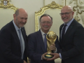 Luis de la Fuente, Juan José Vivas y Rafael Louzán posan con la Copa del Mundo
