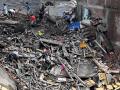 Los supervivientes de las inundaciones buscan pertenencias que puedan ser rescatadas en Trishuli Bazar, en el distrito de Nuwakot de Nepal, el 5 de septiembre de 2026