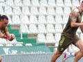 Varios jugadores del Córdoba se esfuerzan en un entrenamiento