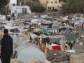 Vista de las tiendas de campaña y construcciones improvisadas por los inmigrantes asentados en la playa del Trampolín