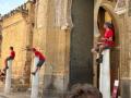 Jóvenes realizando un acto vandálico en la Catedral de Córdoba