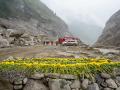 Flores en la zona más afectada por el deslizamiento de tierra en el puerto de Gyirong, en la frontera entre China y Nepal, este domingo
