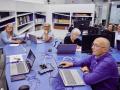 Personas mayores en un taller sobre competencias digitales
