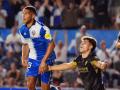 Eder García se lamenta junto a Álex Martín en la acción del 1-0 del Sabadell