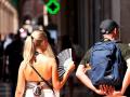 Turista con un abanico