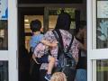 Una mujer con una prenda islámica en la cabeza entra a un centro escolar de Soria, este martes