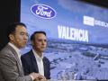 El presidente de Ford Europa, Jim Baumbick, y el vicepresidente ejecutivo de Geely Holding Group, Victor Young, en la fábrica de Ford Almussafes