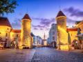Puerta de Viru con el Ayuntamiento de Tallin al fondo