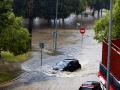 Las fuertes lluvias que están cayendo en la pedanía murciana de La Alberca, han provocado inundaciones en la plaza del Raiguero y obligado a la policía local a cortar varias vías de la pedanía