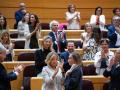 La bancada popular aplaude durante una sesión plenaria en el Senado