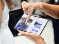 Un asistente manipula el iPhone Duo de Apple, el primer teléfono inteligente plegable de la compañía