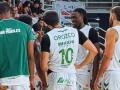 Los jugadores del Cajasol Coto Córdoba escuchando a su entrenador