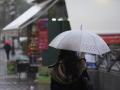 Una persona se protege de la lluvia con un paraguas