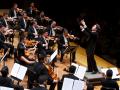 Imagen de Gustavo Dudamel dirigiendo la orquesta
