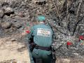 Un agente del Seprona realiza pesquisas para determinar la causa del incendio de Fermoselle, en Zamora