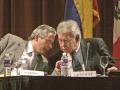 El juez Baltasar Garzón habla con el expresidente español Felipe González en una imagen de 2025