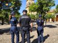 Las dos agentes polacas junto a un policía cordobés