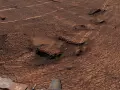 Un primer plano de las fracturas poligonales descubiertas por el rover Curiosity de la NASA en Marte resalta sus texturas similares a un panal de abejas