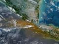 En esta imagen capturada por el  VIIRS  (Visible Infrared Imaging Radiometer Suite) del  satélite Suomi NPP el 5 de septiembre de 2026, se observan columnas de ceniza y gases volcánicos procedentes del Anak Krakatau que se desplazan sobre Indonesia y el Océano Índico.
