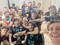 La locura del vestuario pontano en Sevilla tras la victoria