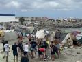 Migrantes en un nuevo asentamiento, en la playa de Benítez