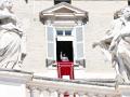 León XIV saluda a la multitud desde la ventana del Palacio Apostólico