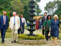 Carlos III de Inglaterra y la reina consorte Camilla en el centro Soukya de Bangalore