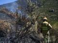 Un efectivo de Infoex en el incendio de Tornavacas